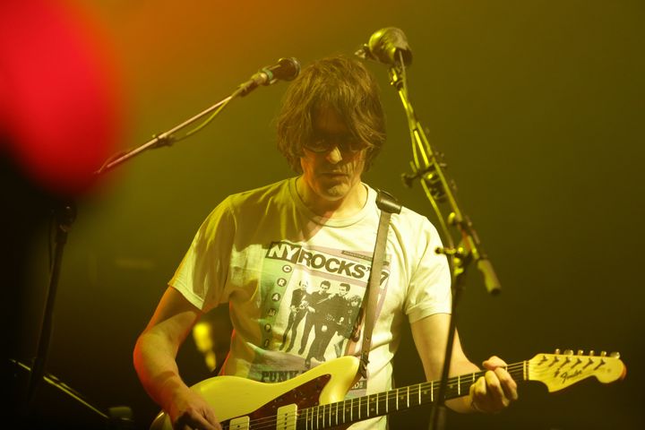 Jason Pierce de Spiritualized, concentré sur sa guitare, au Pitchfork Paris 2015.
 (Gilles Scarella / Studio France Télévisions)