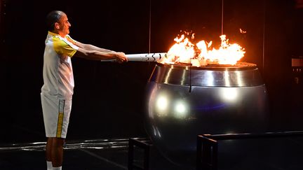 L'ancien athlète brésilien&nbsp;Vanderlei Cordeiro allume la vasque olympique, lors de la cérémonie d'ouverture des Jeux olympiques, le 5 août à Rio. (EMMANUEL DUNAND / AFP)