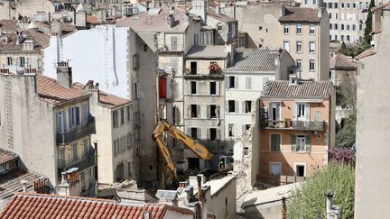 Une pelleteuse est en action dans les décombres d'un immeuble effondré à Marseille, le 10 avril 2023. (BOUTRIA LUC  / MAXPPP)