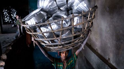 &nbsp; (Des enfants au travail dans une usine au Bangladesh, août 2015 © Maxppp)