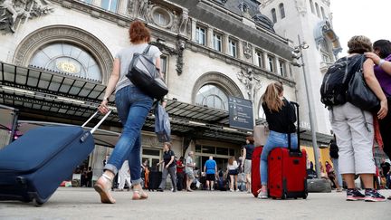 Des voyageurs vont prendre le train gare de Lyon à Paris. (FRANCOIS GUILLOT / AFP)