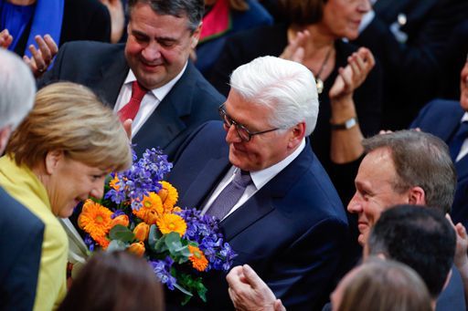 Frank-Walter Steinmeier félicité par Angela Merkel après son élection à la présidence allemande le 12 septembre 2016 (REUTERS- Hannibal Hanschke)