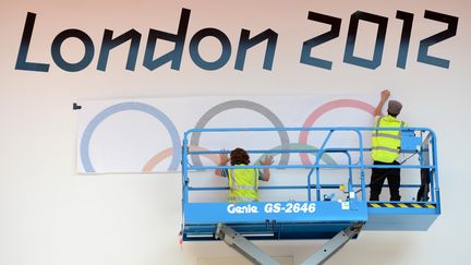 Derniers pr&eacute;paratifs avant l'enceinte qui accueillera le judo aux Jeux Olympiques, le 24 juillet 2012.&nbsp; (JOHANNES EISELE / AFP)