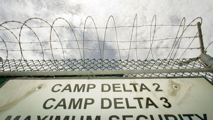 Les d&eacute;tenus ont &eacute;t&eacute; rassembl&eacute;s dans le camp &laquo; Delta &raquo;, aujourd'hui principal camp de d&eacute;tention de Guantanamo. (HARAZ GHANBARI / AP / SIPA)