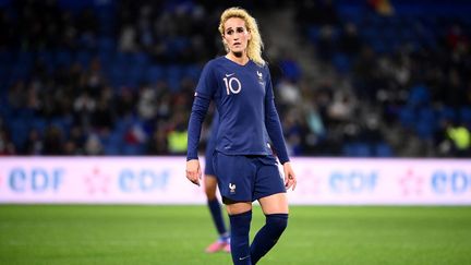 La joueuse de l'équipe de France Kheira Hamraoui lors d'un match amical des Bleues face à la Finlande, le 16 février 2022. (FRANCK FIFE / AFP)