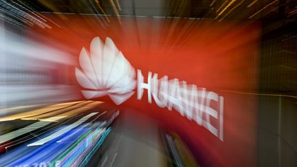 Le logo Huawei déformé. (MOHD RASFAN / AFP)