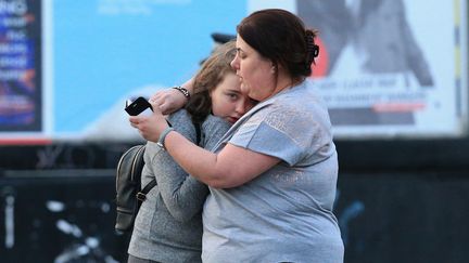 Deux soeurs se prennent dans les bras devant l'Arena Stadium de Manchester, en Angleterre, le 23 mai 2017.&nbsp; (LINDSEY PARNABY / ANADOLU AGENCY)