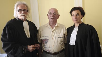 Claude Ducos, au centre, pose avec ses avocats, le 8 juin 2016 à Pau (Pyrénées-Atlantiques). (IROZ GAIZKA / AFP)