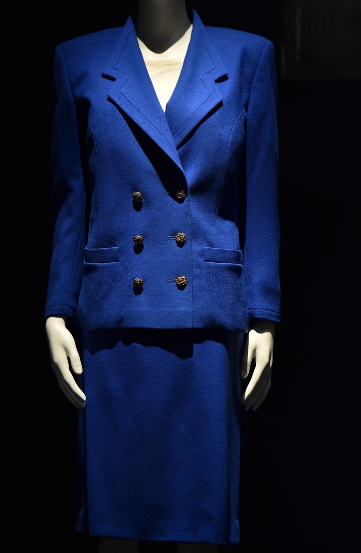 Vente aux enchères de biens de Margaret Thatcher à Londres, décembre 2015 : tailleur bleu
 (BEN STANSALL / AFP)