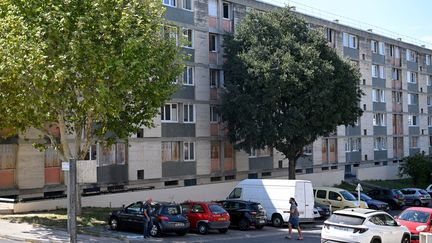 L'immeuble du quartier de Saint-Thys où la victime a été touchée par une balle perdue, le 11 septembre 2023 à Marseille (Bouches-du-Rhône). (NICOLAS TUCAT / AFP)