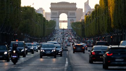 Des voitures circulent sur l'avenue des Champs-Elysées (Paris), le 21 septembre 2021. (ANTOINE BERLIOZ / HANS LUCAS / AFP)