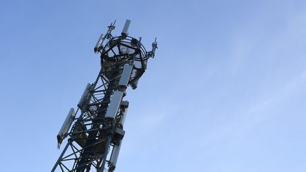 Illustration d'une antenne relais. La technologie 5G utilise des bandes de fréquences plus hautes que celles de la téléphonie mobile. (JOSSELIN CLAIR / MAXPPP)