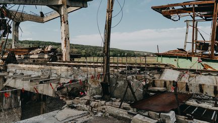 Un barrage et une centrale hydraulique détruits dans le village d'Oskil (Ukraine), lors d'une prise de vue le 10 août 2023. (WOJCIECH GRZEDZINSKI / AGENCE ANADOLU / AFP)