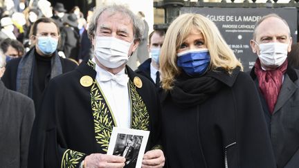 Le designer&nbsp;Jean-Michel Wilmotte aux côtés de Brigitte Macron à l'église de la Madeleine pour un hommage à Pierre Cardin.&nbsp; (BERTRAND GUAY / AFP)