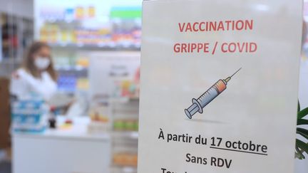 La campagne de vaccination contre la grippe et le Covid dans une pharmacie de Mulhouse, le 3 septembre 2023. (DAREK SZUSTER / MAXPPP)