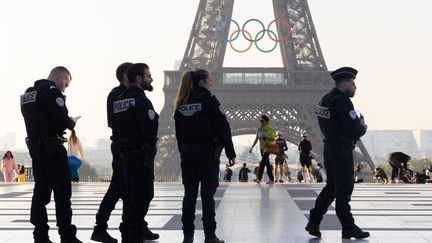 Policiers en patrouille à Paris le 7 juin 2024. (JOEL SAGET / AFP)