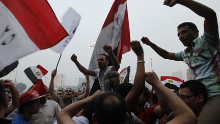 Les supporters des Fr&egrave;res musulmans c&eacute;l&egrave;brent la victoire de leur candidat Mohammad Morsi, contest&eacute;e par son adversaire, Ahmad Chafiq, le 18 juin 2012 au Caire.&nbsp; (MOHAMMED ABED / AFP)