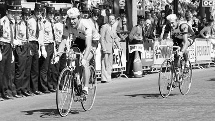 Bernard Hinault franchit en tête la ligne d'arrivée aux Champs-Elysées lors de la 24e étape du Tour de France, le 22 juillet 1979. (AFP)