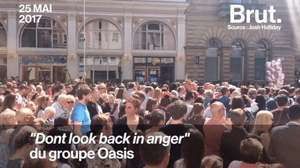 De nombreuses personnes étaient réunies le 25 mai, suite à l’attentat de Manchester, elles ont entonné ensemble la chanson “Don’t look back in anger” du groupe Oasis en hommage aux victimes.
 (Brut)