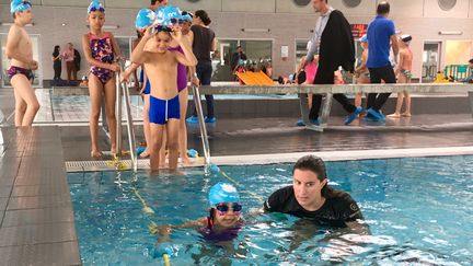 Franceinfo a assisté à un premier cours de natation à la piscine Rosa Parks de Clichy-sous-Bois. (AMAIA CAZENAVE / RADIOFRANCE)