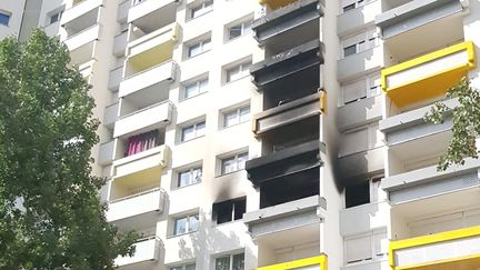 L'incendie à eu lieu au 54 de la Galerie de l'Arlequin, dans le quartier Villeneuve&nbsp;à Grenoble, mardi 21 juillet.&nbsp; (STEPHANE BLEZY / MAXPPP)