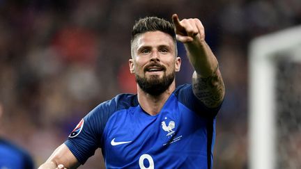 Olivier Giroud célèbre l'un de ses buts lors du match France-Islande, en quarts&nbsp;de finale de l'Euro, le 3 juillet 2016 au Stade de France. (PHILIPPE LOPEZ / AFP)