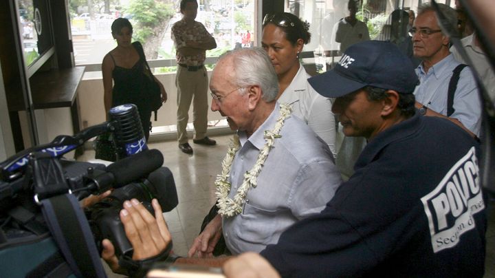 Gaston Flosse arrive au tribunal de Papeete (Polyn&eacute;sie fran&ccedil;aise), le 9 novembe 2009. (GREGORY BOISSY / AFP)