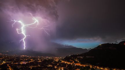 Un éclair frappe au-dessus de Grenoble (Isère), le 24 août 2023. (GUILLAUME LAGET / ONLY FRANCE / AFP)