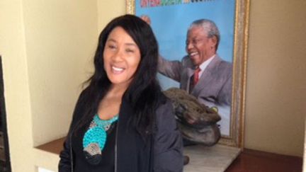 La fille de Nelson Mandela, Maki Mandela, dans la maison familiale de Houghton à Johannesburg. A 60 ans, elle est l'aînée des enfants du clan Mandela. Elle est issue du premier des trois mariages de Nelson Mandela. Femme d'affaires, elle est membre de plusieurs conseils d'administration de multinationales. «Je ne suis pas triste quand je pense à mon père, je suis fière de tout ce qu'il a fait, et fière d'être sa fille.» (Stéphane Dubun)