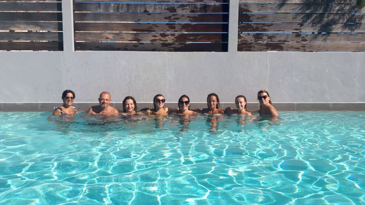 Des soignants du service des urgences du centre hospitalier Notre-Dame de la Miséricorde d’Ajaccio se détendent entre collègues dans la piscine de l’hôtel&nbsp;Le Golfe, situé&nbsp;à&nbsp;Serra di Ferro (Corse-du-Sud). (FARIDA NOUAR / RADIO FRANCE)