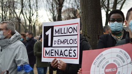 Restaurateurs, hôteliers et gérants de discothèques manifestaient lundi 14 décembre à Paris pour la réouverture de leurs commerces. (VICTOR VASSEUR / FRANCE-INFO)