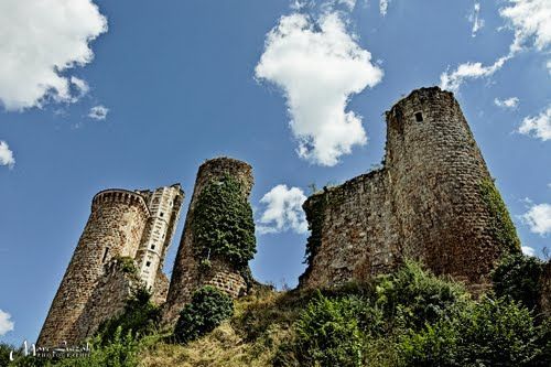 Les ruines du château de St Chely d’Apcher, l&#039;une des huit anciennes baronnies du Gévaudan. Lozère
 (David Frobert)