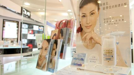 Un produit blanchissant de la marque L'Oréal dans un magasin de Shanghaï (23 juillet 2008)  (ZHOU JUNXIANG / IMAGINECHINA)