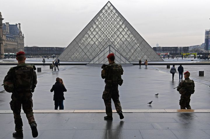 Une patrouille de l'opération Sentinelle, le 16 février 2017, au Louvre, à Paris. (CHRISTOPHE ARCHAMBAULT / AFP)