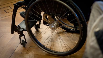 Une personne handicapée en fauteuil roulant. Photo d'illustration. (SIMON DAVAL / MAXPPP)