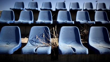 Les sièges du stade olympique utilisé pour les compétitions de hockey pendant les Jeux olympiques à Athènes en 2004 demeurent vides huit ans après les Jeux, le 11 juin 2012.  (ANGELOS TZORTZINIS / AFP)