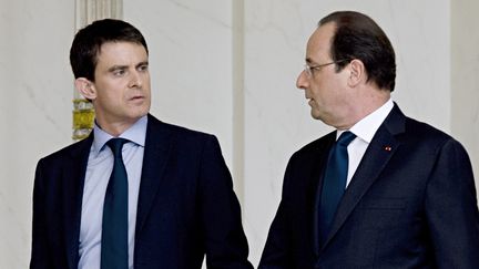 Manuel Valls et Fran&ccedil;ois Hollande discutent apr&egrave;s le premier conseil des ministres du nouveau Premier ministre, le 4 avril 2014. (ALAIN JOCARD / AFP)