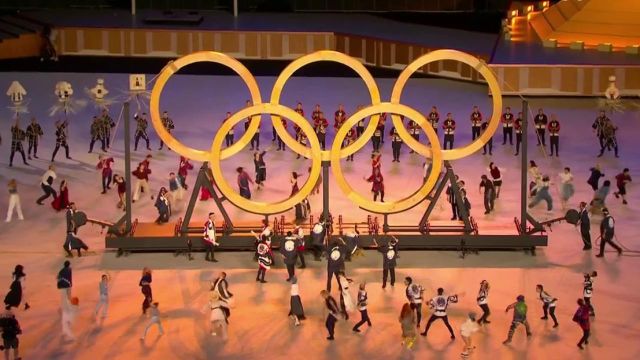 Les anneaux des Jeux Olympiques font leur apparition au milieu du stade de Tokyo.