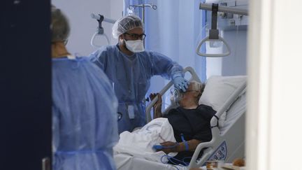 Un homme hospitalisé en réanimation pour Covid-19, le 15 décembre 2021 à Bastia (Haute-Corse). (PASCAL POCHARD-CASABIANCA / AFP)