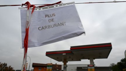 Les habitants des zones périurbaines démunis face à la pénurie de carburants. (Photo d'illustration) (FRANCK DELHOMME / MAXPPP)