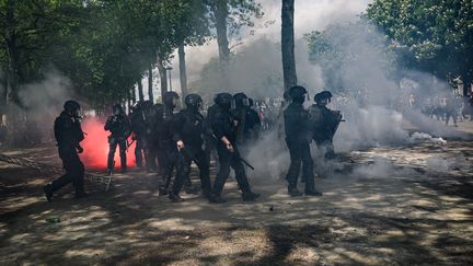 Des forces de l'ordre à Paris, le 1er mai 2023, lors d'une manifestation contre la réforme des retraites. (LOIC VENANCE / AFP)