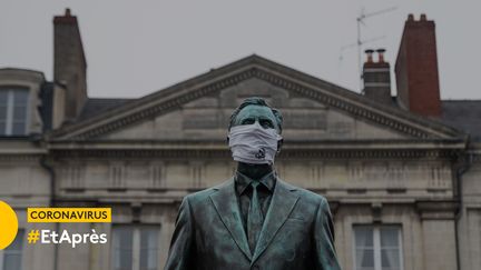 "Eloge du pas de côté", statue de Philippe Ramette, à Nantes. (JÉRÉMIE LUSSEAU / HANS LUCAS VIA AFP)