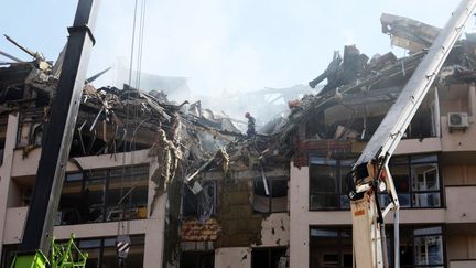 Un immeuble d'habitations détruit par un bombardement à Kiev, en Ukraine, le 26 juin 2022. (KUNIHIKO MIURA / YOMIURI / AFP)