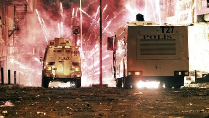 La police utilise des canons &agrave; eau pour disperser les manifestants qui d&eacute;noncaient l'explosion de la mine de Soma, Istanbul (Turquie), le 22 mai 2014. (AP / SIPA)