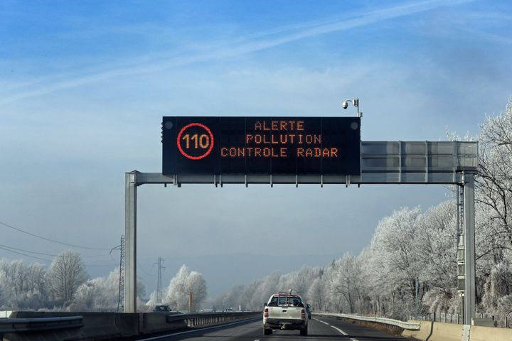 La vallée de l'Arve en alerte pollution aux particules fines. Ici le 9 décembre 2016. (GR?GORY YETCHMENIZA / MAXPPP)