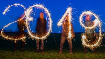 Quatre personnes dessinnent 2019 en lumière à Mecklenburg en Poméranie
 (PATRICK PLEUL / DPA-ZENTRALBILD / DPA PICTURE-ALLIANCE)