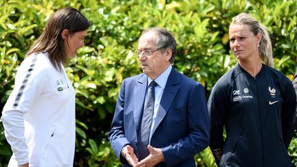 Corinne Diacre (à gauche), Noël Le Graët et Amandine Henry (FRANCK FIFE / AFP)