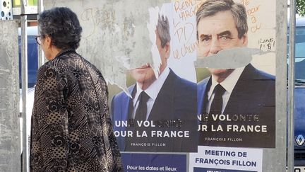 Des affiches électorales de François Fillon vandalisées lors de la campagne électorale pour la présidentielle de 2017, à Toulouse (Haute-Garonne) le 18 avril 2017 (PASCAL PAVANI / AFP)