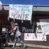 La façade de l'hôpital psychiatrique Pierre-Janet&nbsp;du Havre (Seine-Maritime), recouverte de banderoles, mardi 10 juillet 2018.&nbsp; (JULIETTE CAMPION)