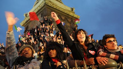 Des partisans de Fran&ccedil;ois Hollande sont r&eacute;unis place de la Bastille &agrave; Paris pour f&ecirc;ter la victoire du candidat socialiste &agrave; l'&eacute;lection pr&eacute;sidentielle, le 6 mai 2012. Plus d'images de la soir&eacute;e &eacute;lectorale ici. (FRANCK FIFE / AFP)